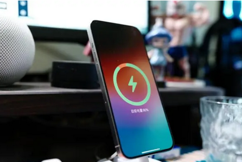 崇川苹果15换屏服务分享用什么充电器给iPhone15充电更好 